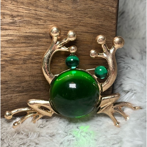 Jewelry - Frog Brooch with large Green Gem